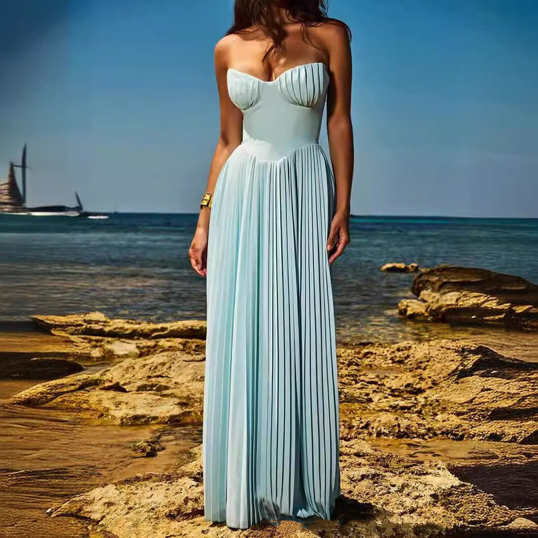 Abito aderente blu senza spalline con plissettature