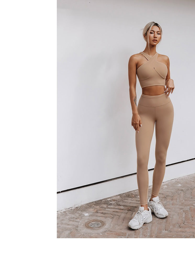 Completo due pezzi sportivo, disponibile in varie colorazioni S,M,L