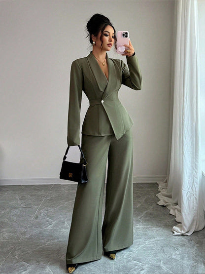 Completo due pezzi, giacca  a maniche lunghe, pantaloni a gamba dritta, disponibile in varie colorazioni  S,M,L,XL,2XL