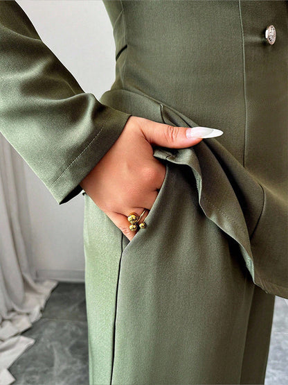 Completo due pezzi, giacca  a maniche lunghe, pantaloni a gamba dritta, disponibile in varie colorazioni  S,M,L,XL,2XL