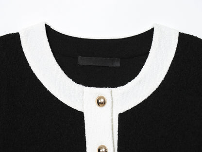 Completo  classico , comodo, con pantaloni elasticizzati a vita alta, scollo rotondo S,M,L