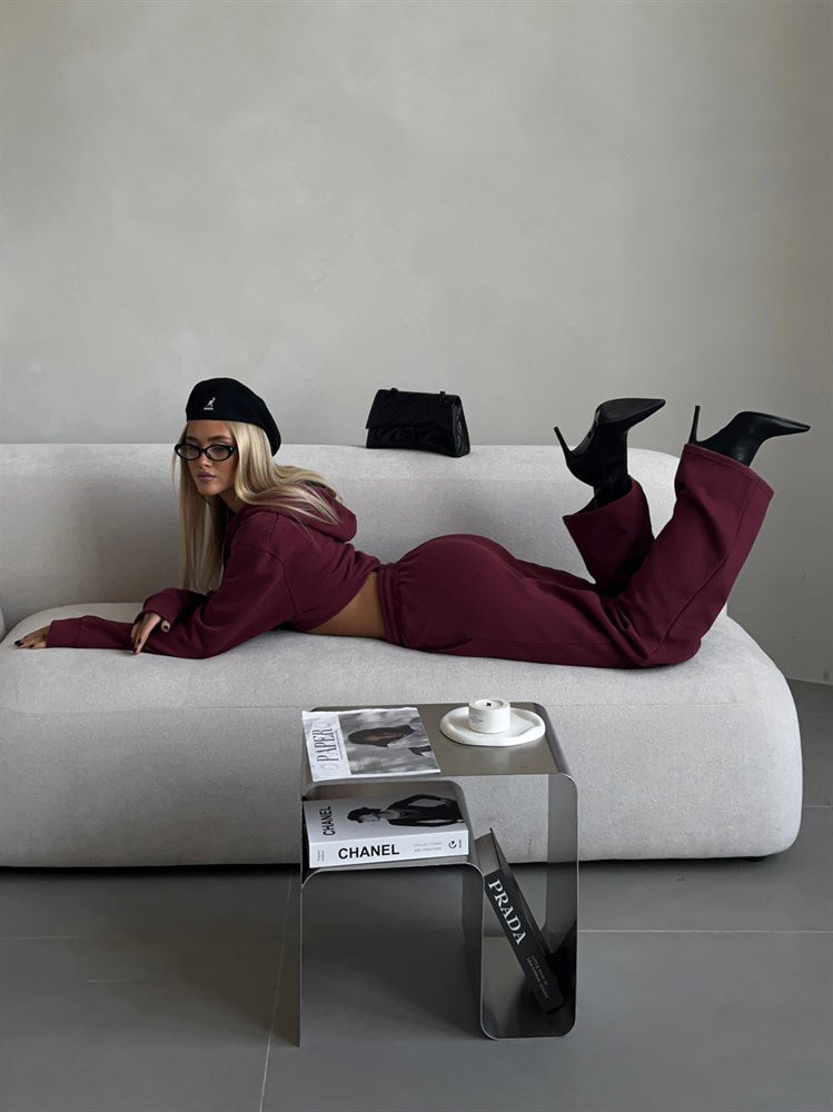 Completo due pezzi, felpa con cappuccio e pantaloni disponibile in varie colorazioni S,M,L,XL