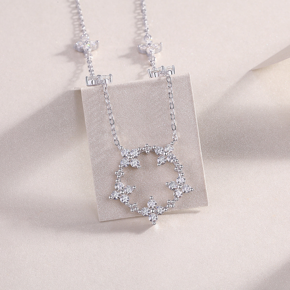 Un pendente di diamanti alla moda e lussuoso con moissanite in argento sterling S925 e placcatura in platino, Spedizione solo in USA