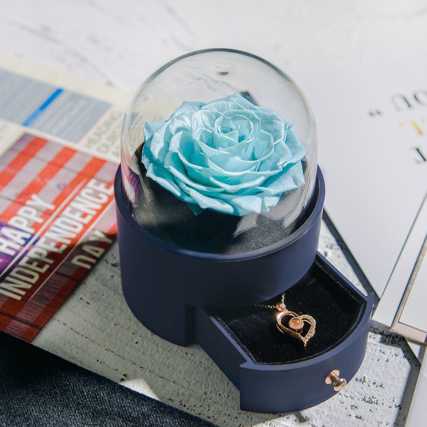 Bigiotteria- Portagioie rotondo con rosa stabilizzata e collana , ottima idea regalo