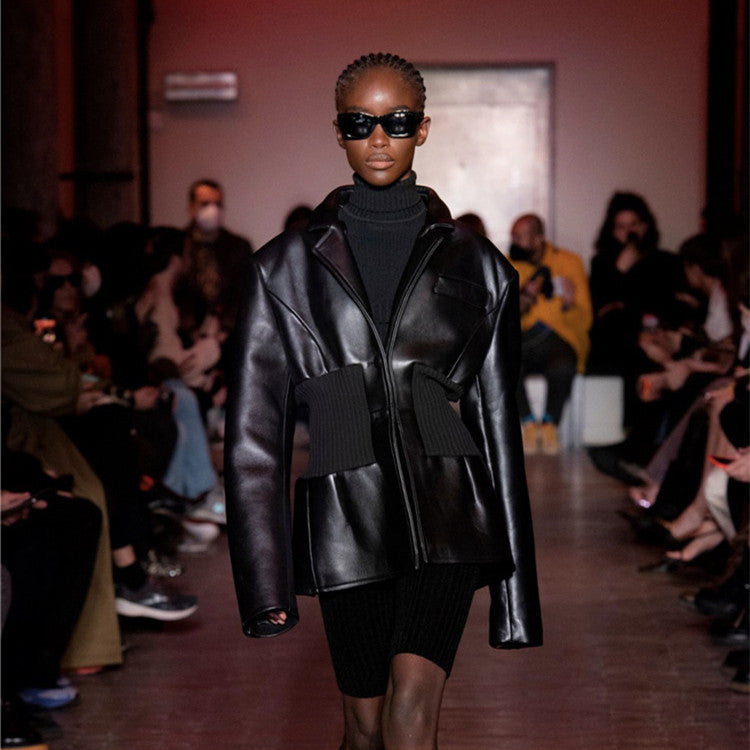 Giacca in pelle con dettagli aderente della vita S,M,L