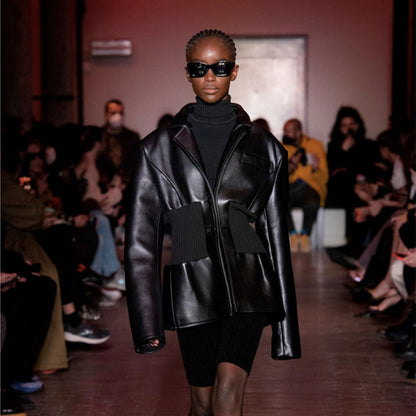 Giacca in pelle con dettagli aderente della vita S,M,L