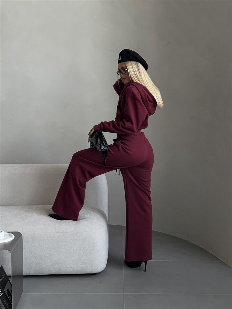 Completo due pezzi, felpa con cappuccio e pantaloni disponibile in varie colorazioni S,M,L,XL