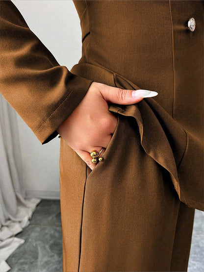 Completo due pezzi, giacca  a maniche lunghe, pantaloni a gamba dritta, disponibile in varie colorazioni  S,M,L,XL,2XL